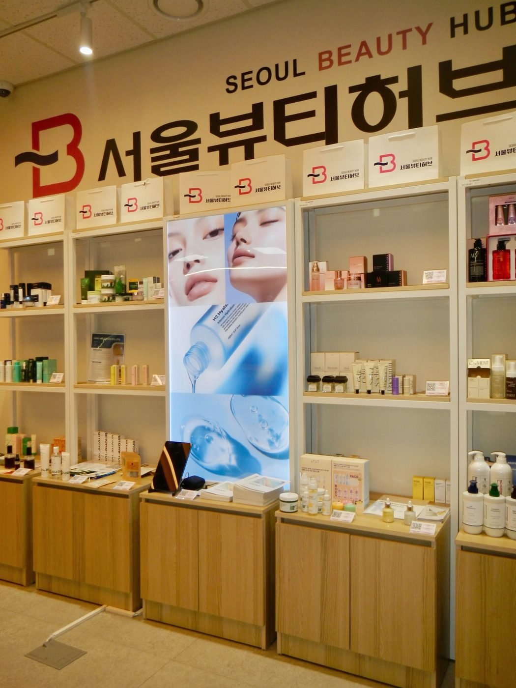 Las estanterías de Seoul Beauty Hub