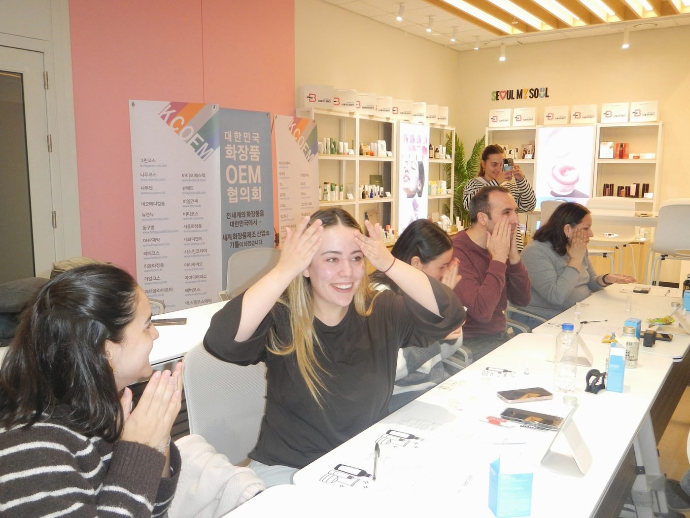 Una participante riéndose mientras se aplica producto en el taller
