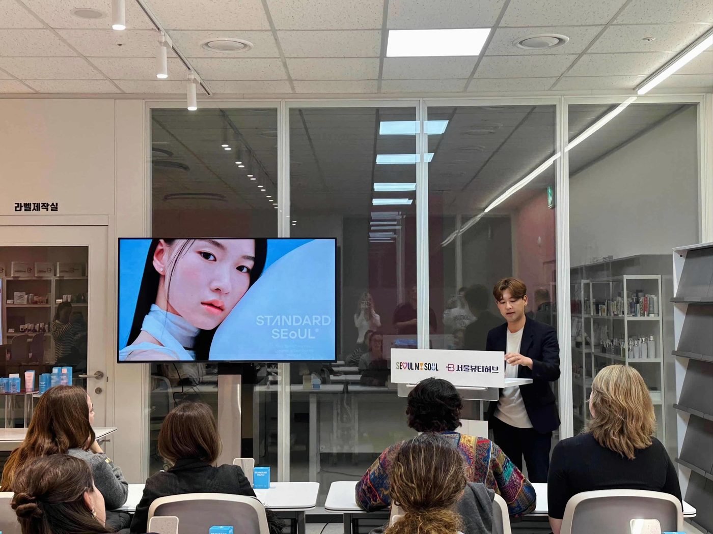 Presentación de Standard Seoul durante el taller